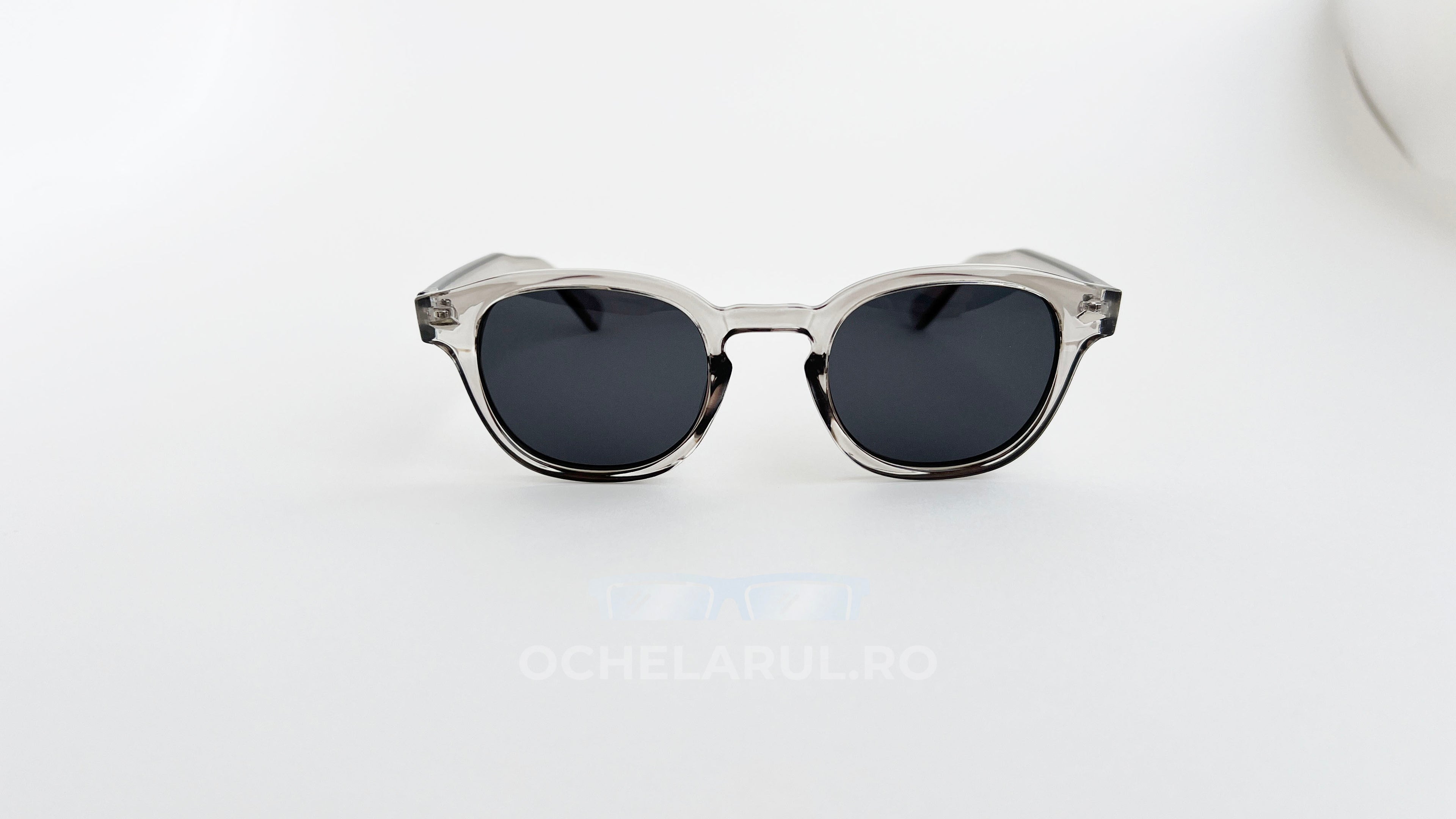 Ochelari de soare Moscot Lemtosh Style cu rame gri transparente și lentile negre pentru protecție UV.
