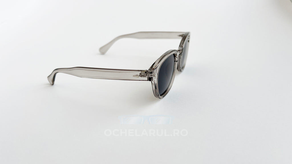 Ochelari de soare Moscot Lemtosh Style cu rame gri transparente și lentile negre polaroid pentru bărbați.