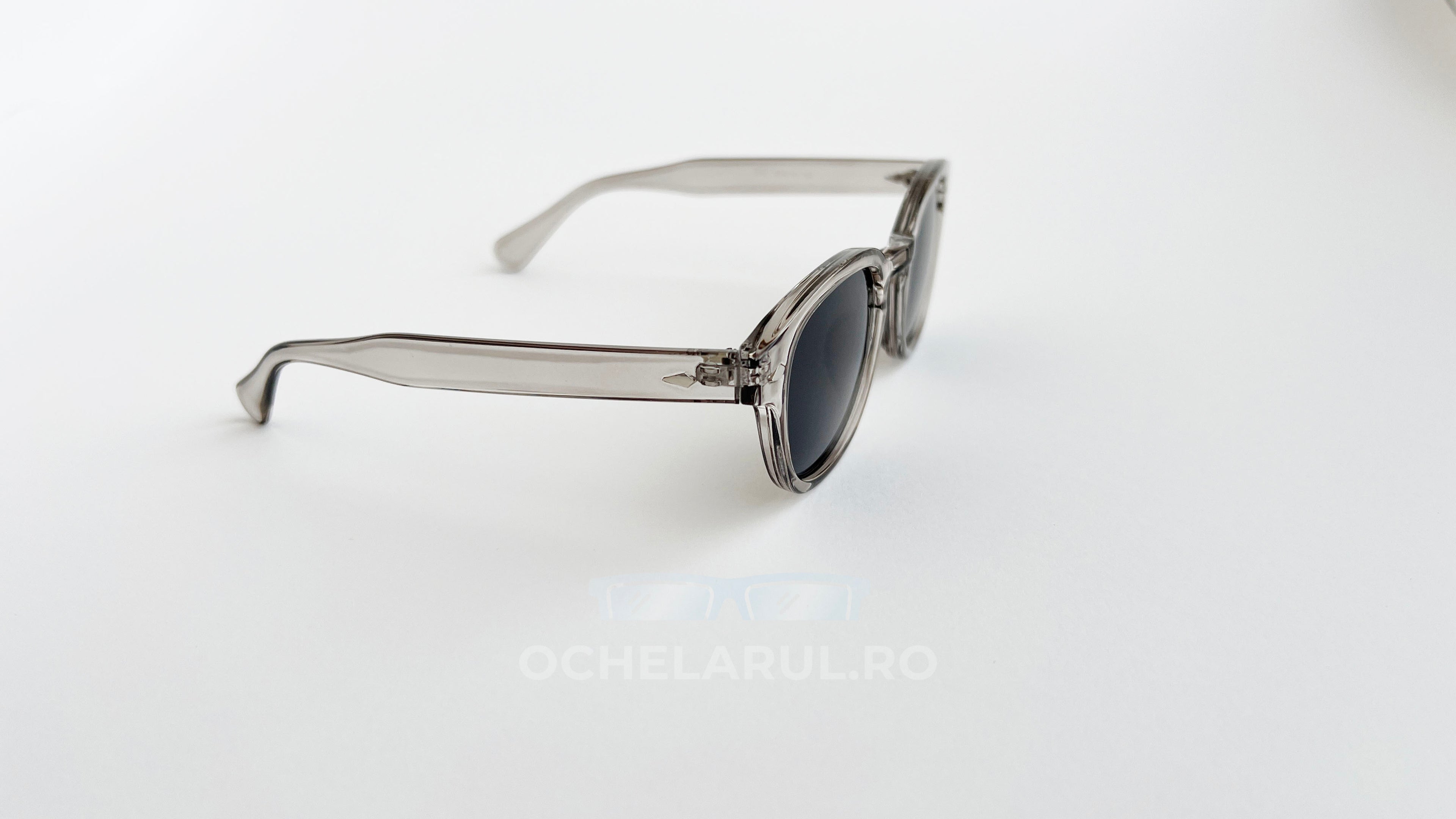 Ochelari de soare Moscot Lemtosh Style cu rame gri transparente și lentile negre polaroid pentru bărbați.