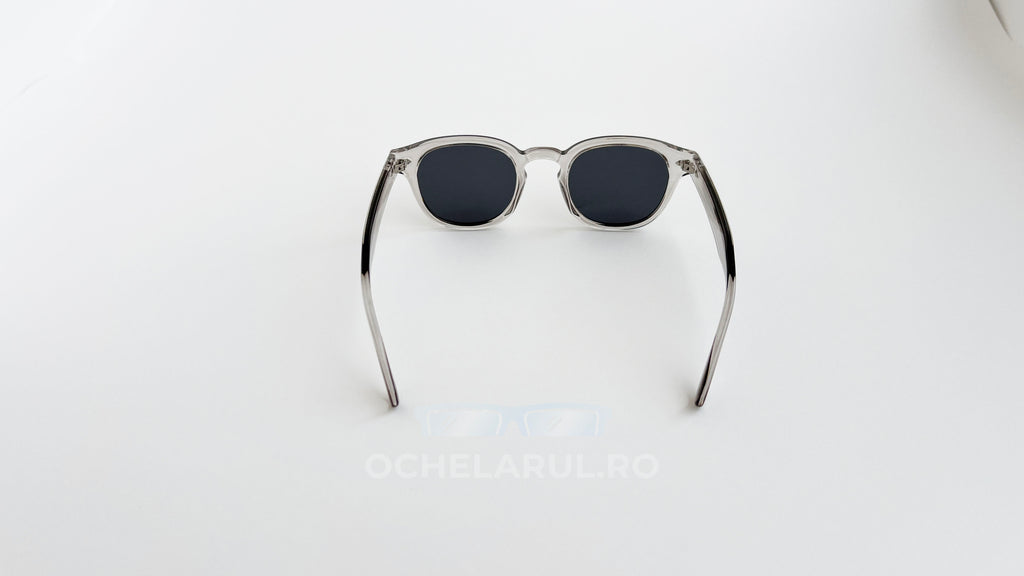 Ochelari de soare Moscot Lemtosh Style cu rame gri transparente și lentile negre pentru bărbați.
