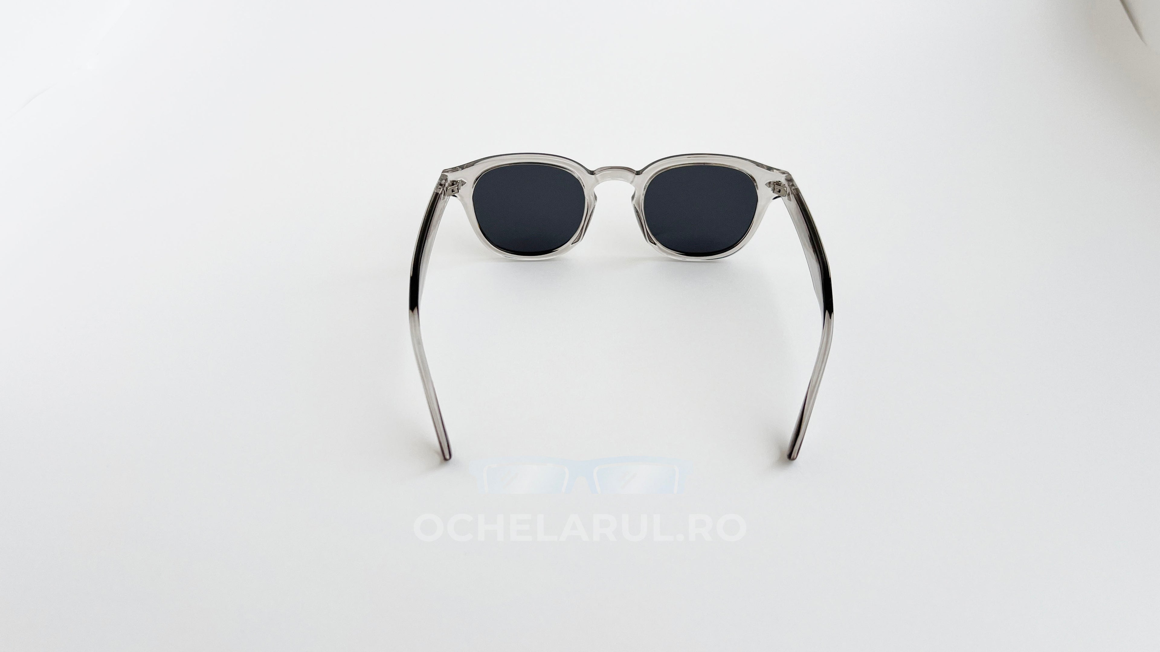 Ochelari de soare Moscot Lemtosh Style cu rame gri transparente și lentile negre pentru bărbați.