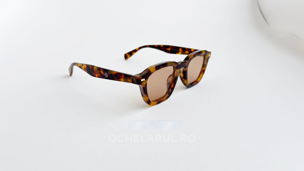 Ochelari de soare Tortoise cu rame maro în model tortoise și lentile maro, stil clasic pentru bărbați.