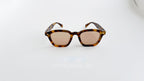 Ochelari de soare Tortoise cu rame tip țestoasă și lentile maro, design masculin elegant.