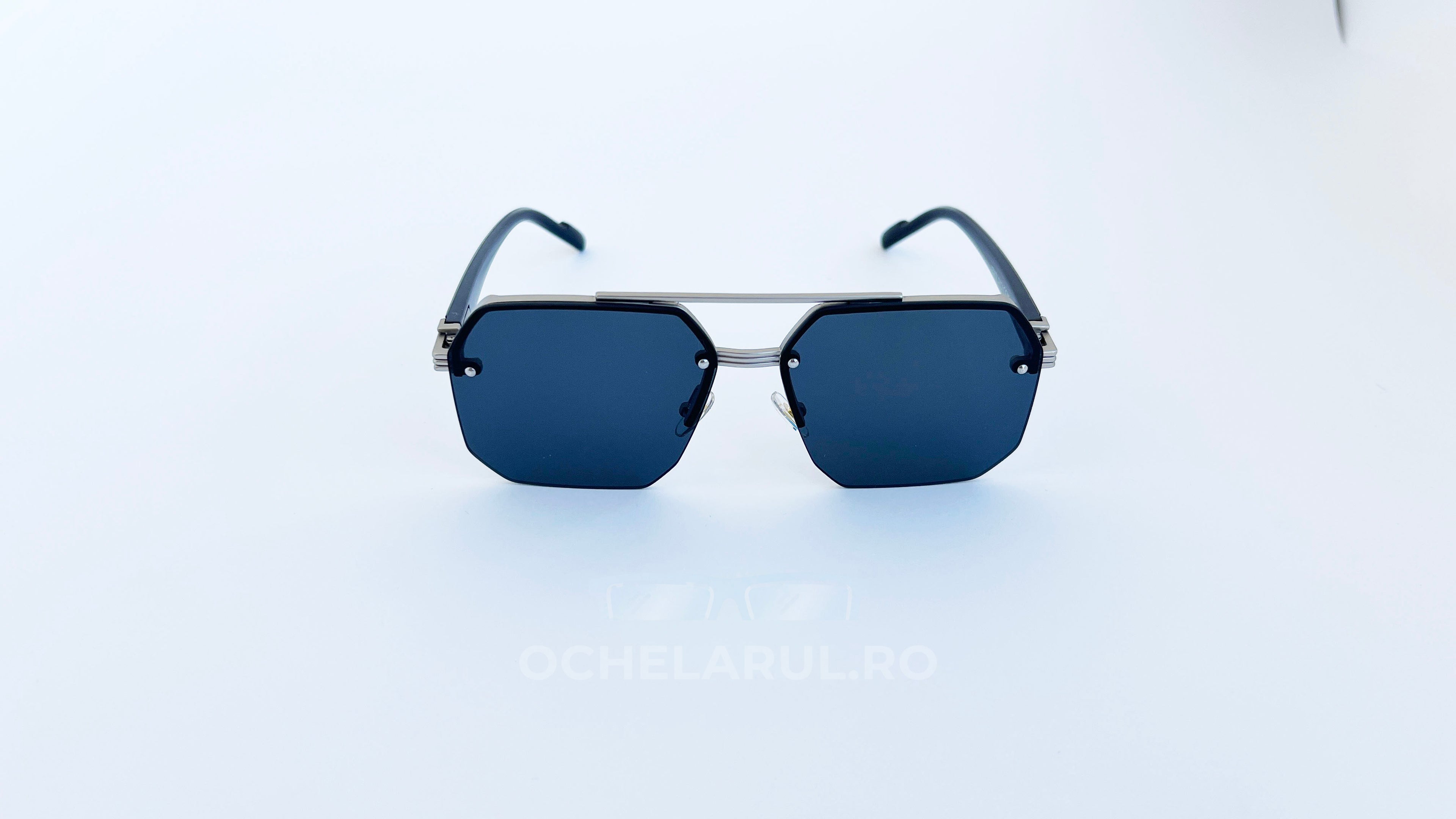 Ochelari de soare rectangulari semi-rim, rama argintie si lentile negre, vedere fata