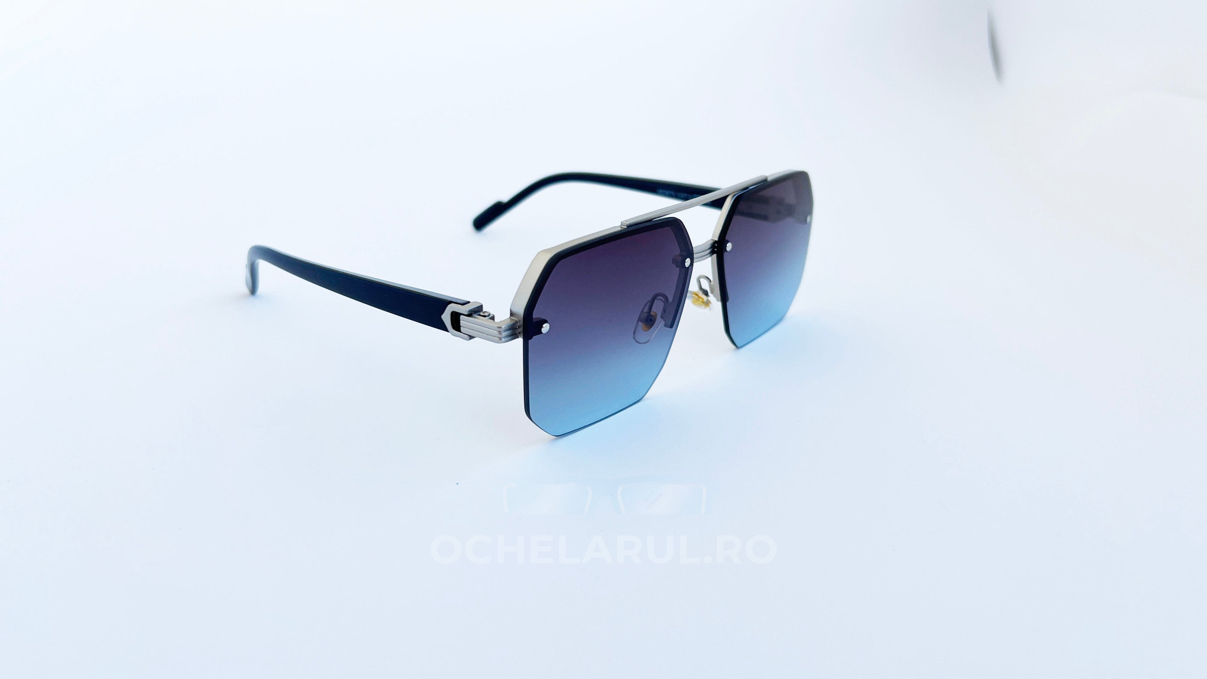 Ochelari de soare rectangulari semi-rim, rama argintie si lentile violet degrade, prezentare