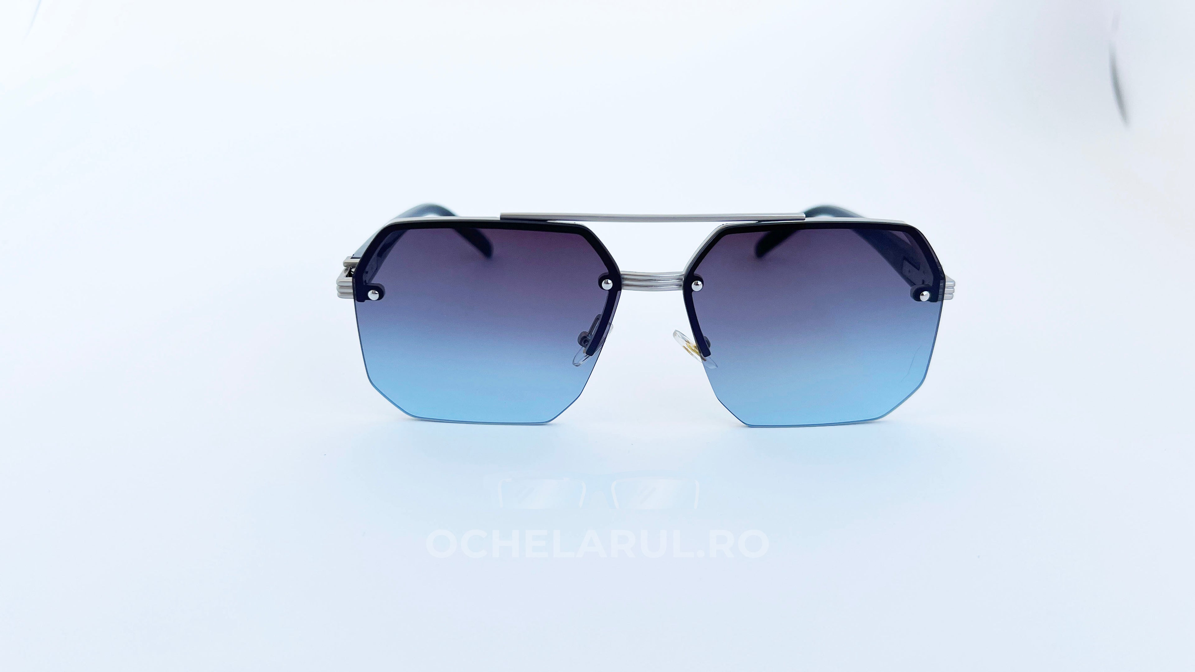 Ochelari de soare rectangulari semi-rim, rama argintie si lentile violet degrade, vedere fata aproape