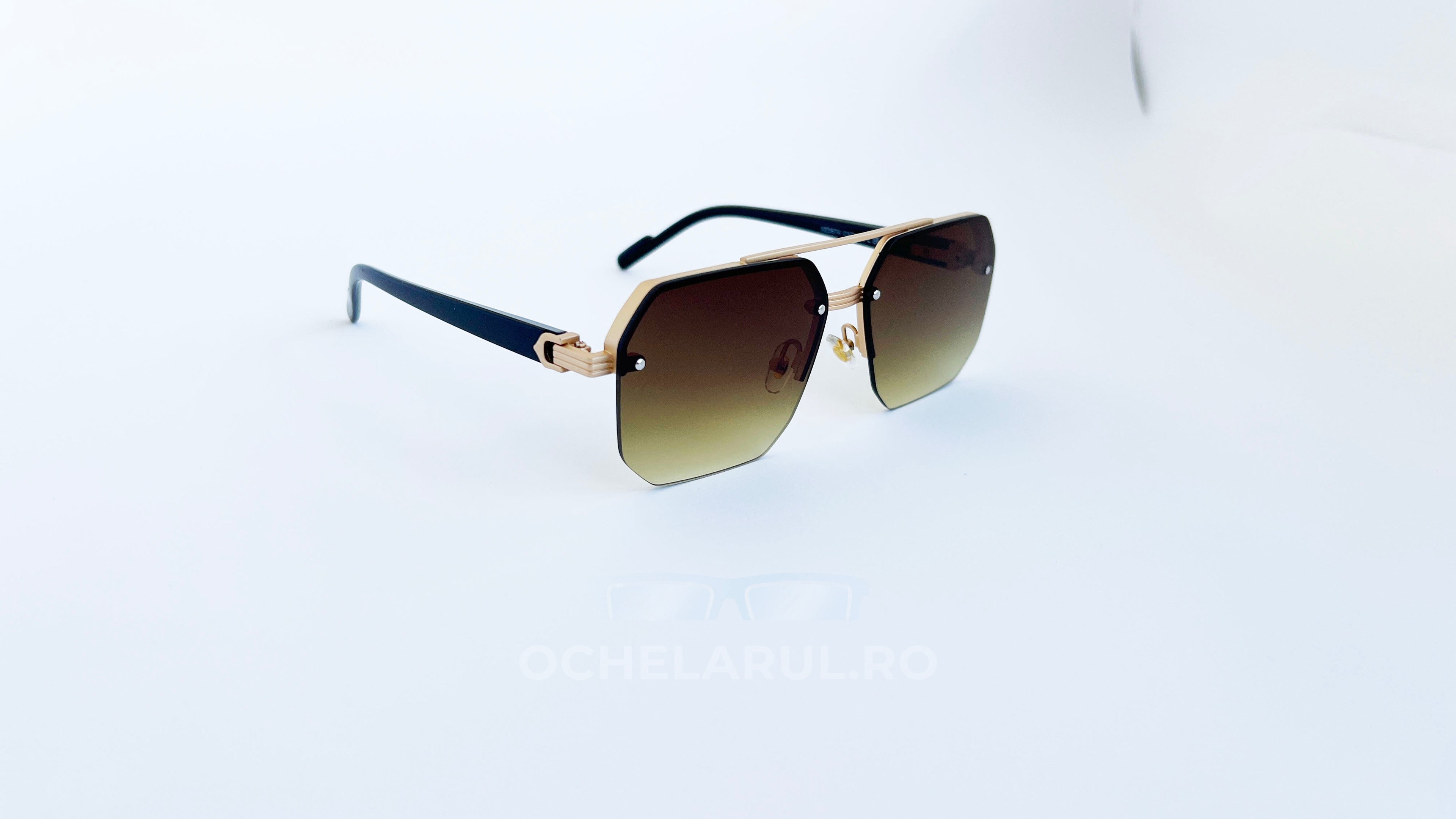 Ochelari de soare rectangulari semi-rim, rama aurie si lentile verzi degrade, prezentare