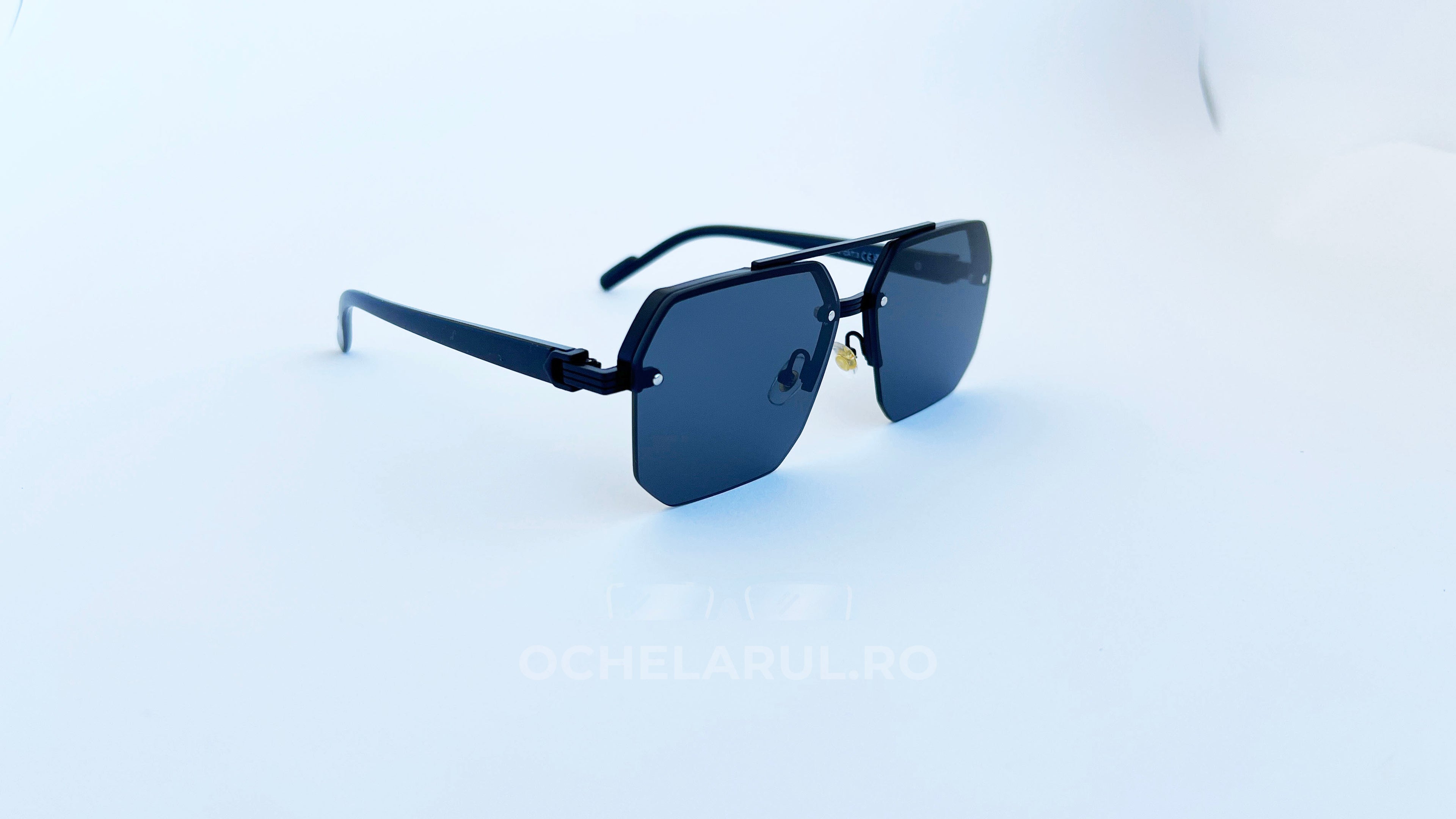 Ochelari de soare rectangulari semi-rim, rama neagra si lentile negre, prezentare