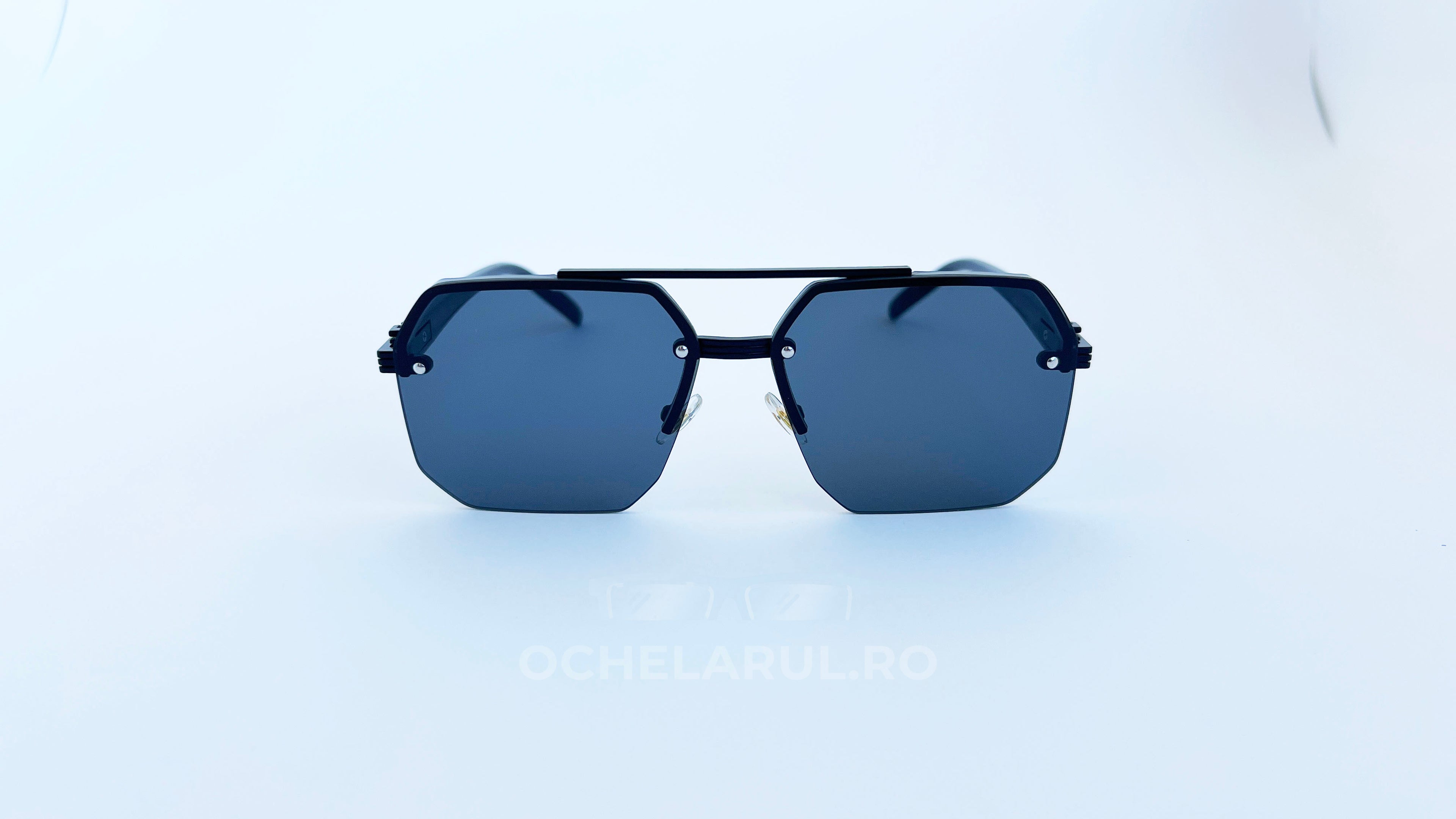 Ochelari de soare rectangulari semi-rim, rama neagra si lentile negre, vedere fata-aproape