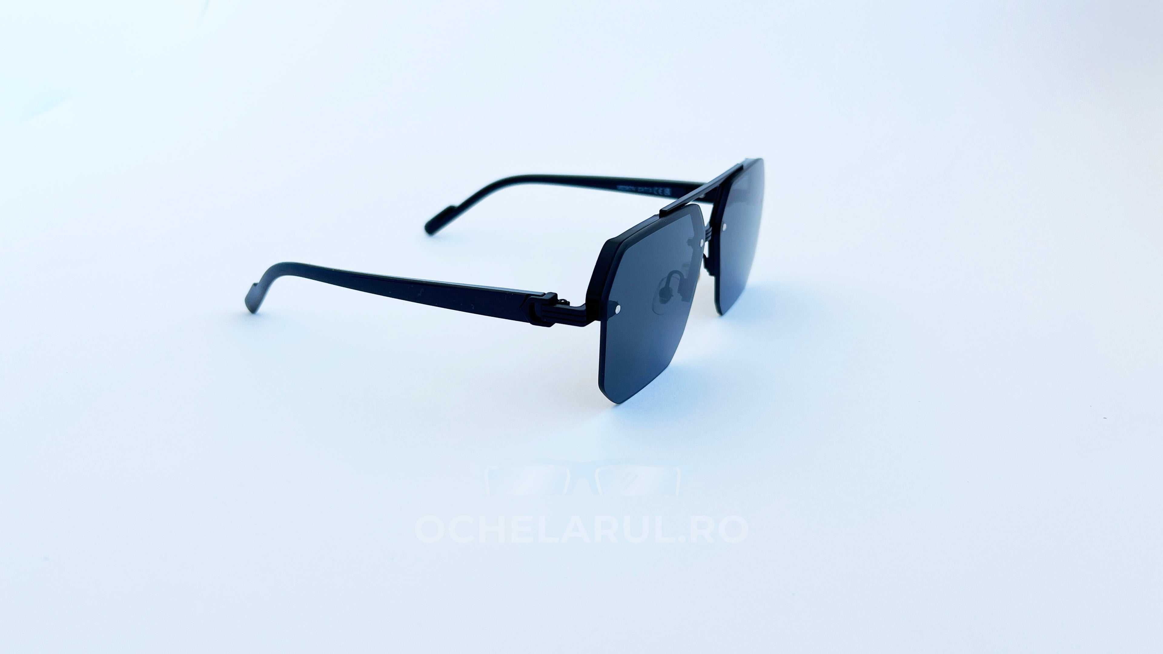 Ochelari de soare rectangulari semi-rim, rama neagra si lentile negre, vedere laterala