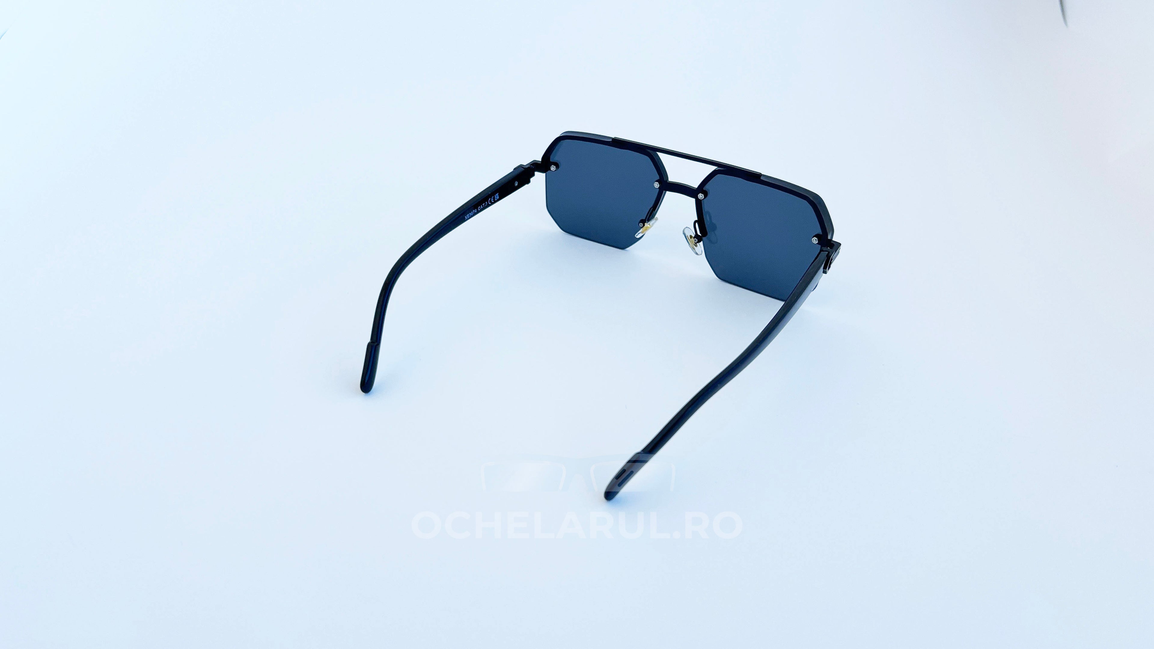 Ochelari de soare rectangulari semi-rim, rama neagra si lentile negre, vedere spate