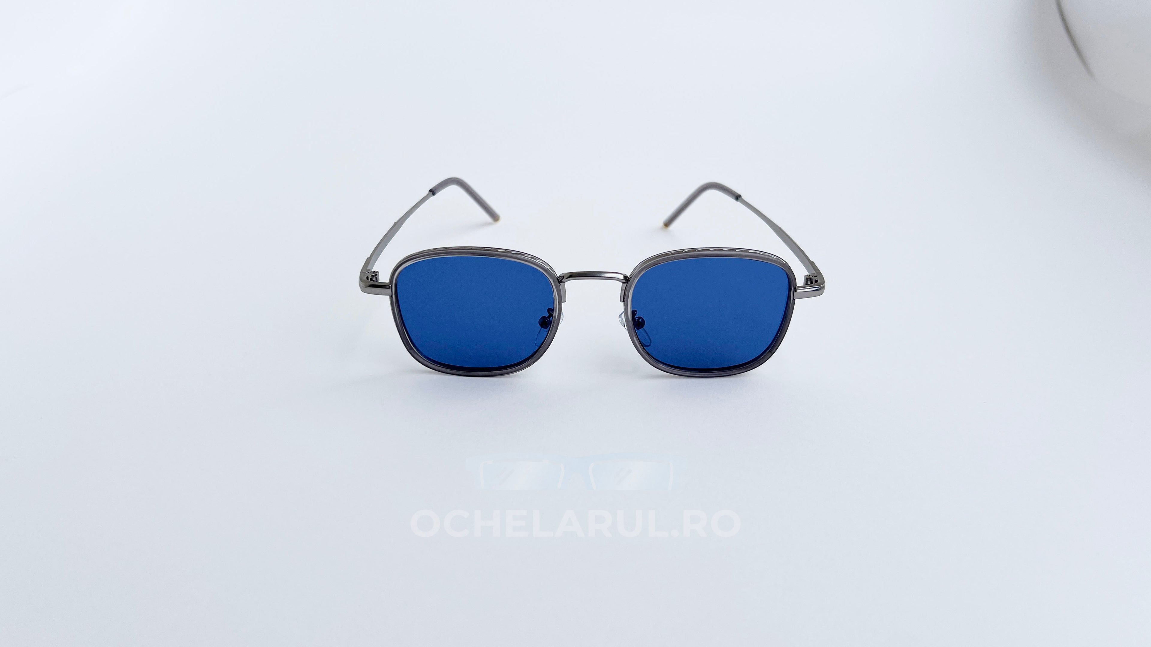 Ochelari de soare retro patrati, rama argintie si lentile albastre, vedere fata