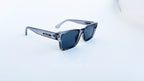 Ochelari de soare Retro Pătrați cu ramă gri transparentă și lentile negre, un accesoriu modern pentru protecție UV și stil masculin elegant.