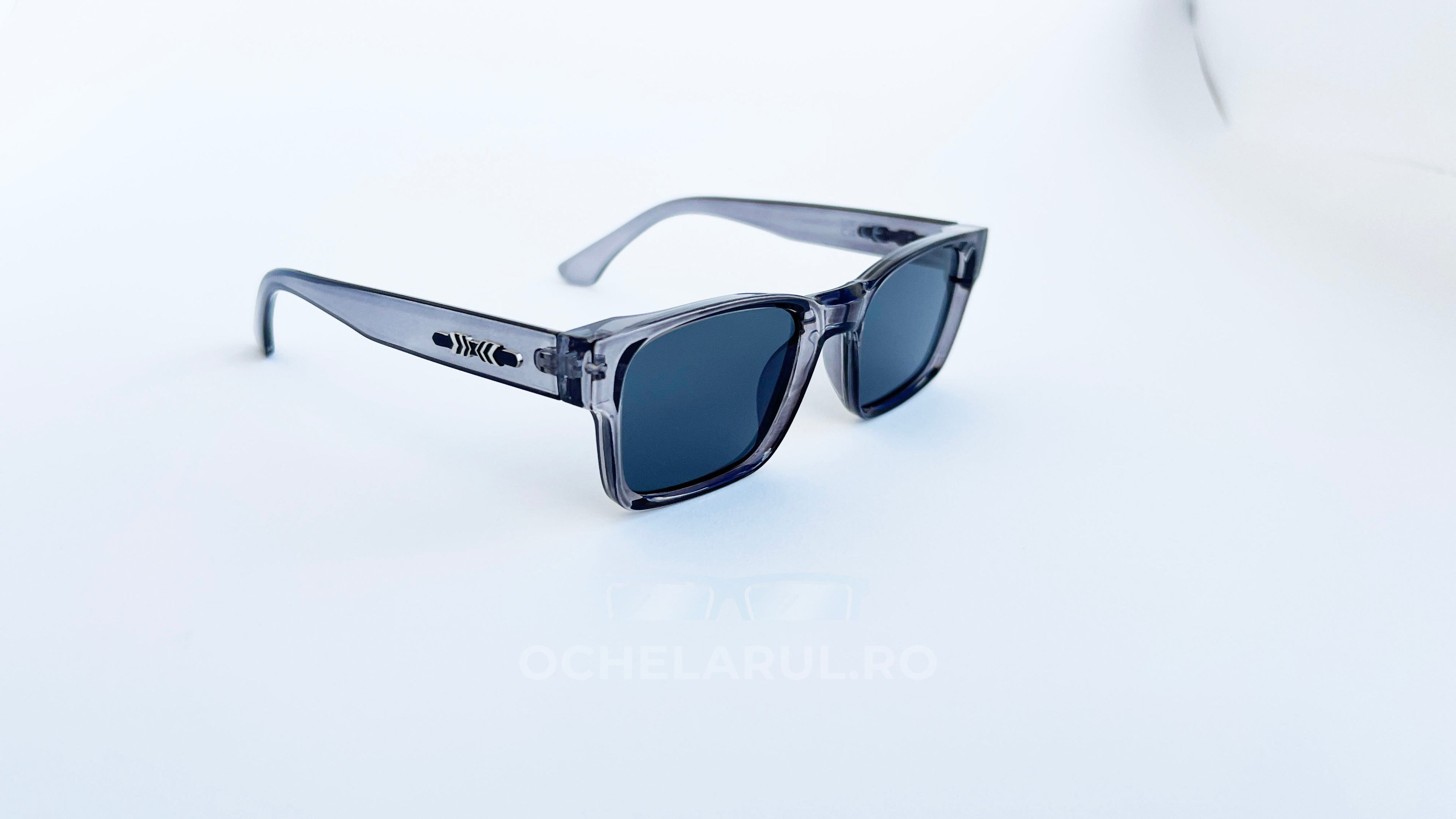 Ochelari de soare Retro Pătrați cu ramă gri transparentă și lentile negre, un accesoriu modern pentru protecție UV și stil masculin elegant.