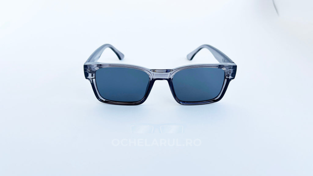 Ochelari de soare Retro Pătrați cu rame gri transparent și lentile negre, design modern pentru protecție solară și stil urban masculin.