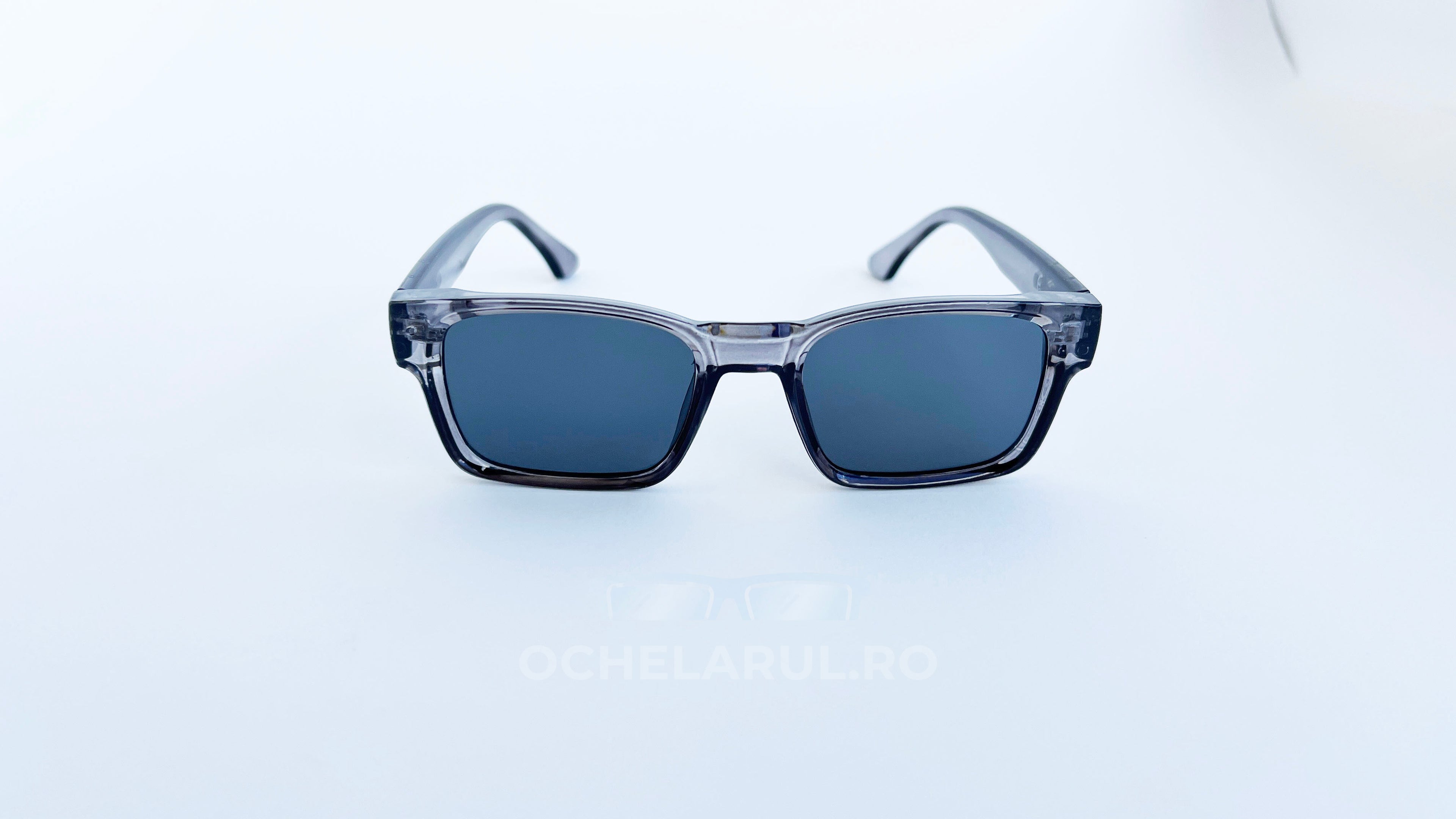 Ochelari de soare Retro Pătrați cu rame gri transparent și lentile negre, design modern pentru protecție solară și stil urban masculin.