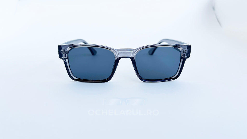 Ochelari de soare Retro Pătrați cu rame gri transparent și lentile negre, potriviți pentru un look modern și stilat de ochelari de soare bărbați.