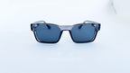 Ochelari de soare Retro Pătrați cu rame gri transparent și lentile negre, potriviți pentru un look modern și stilat de ochelari de soare bărbați.