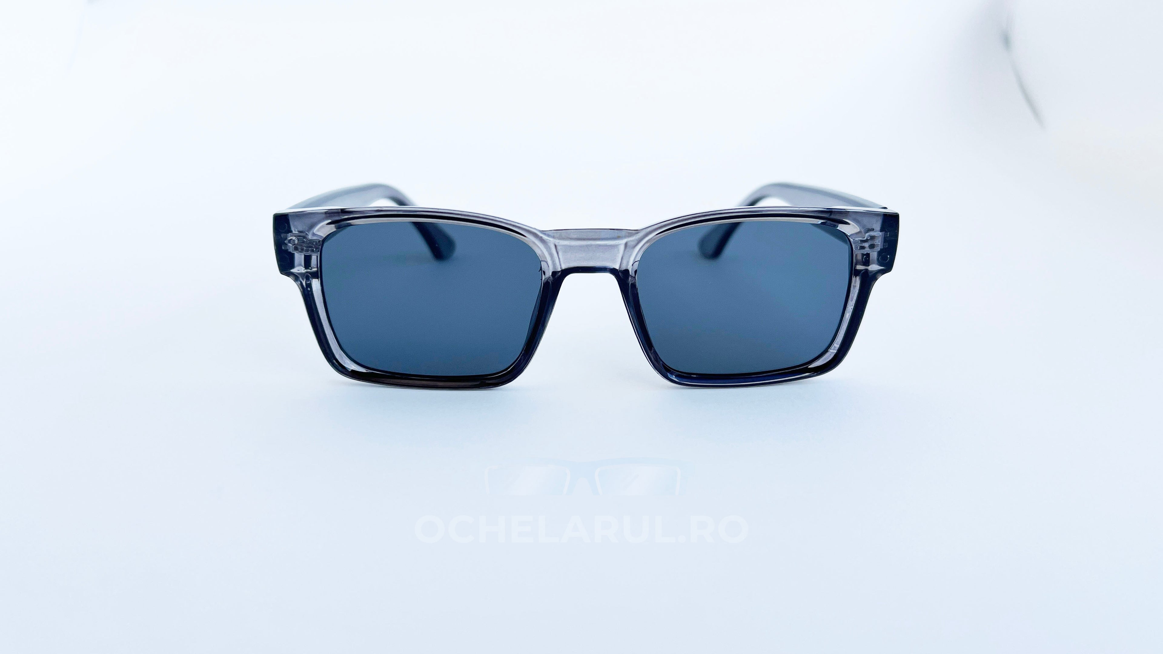 Ochelari de soare Retro Pătrați cu rame gri transparent și lentile negre, potriviți pentru un look modern și stilat de ochelari de soare bărbați.