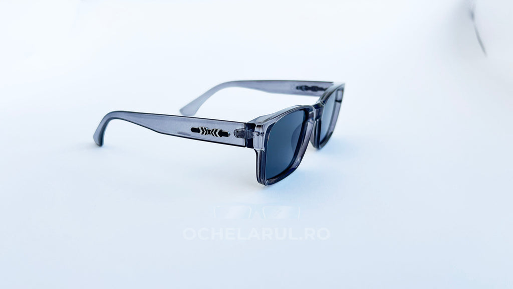 Ochelari de soare Retro Pătrați cu rame pătrate gri transparente și lentile negre, un accesoriu elegant pentru protecție solară și stil modern.