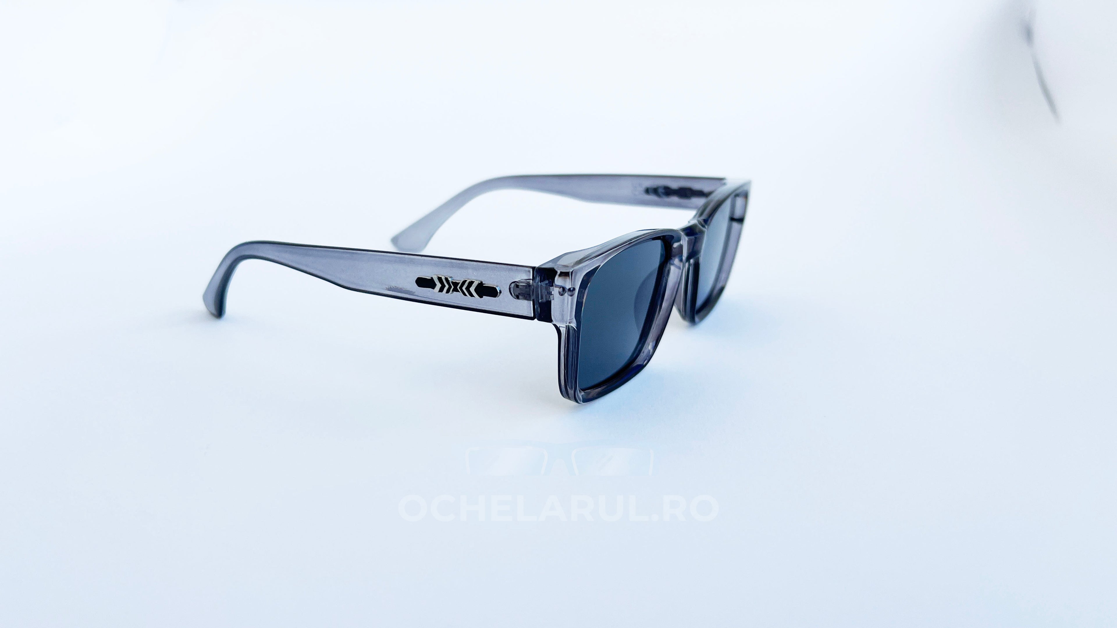 Ochelari de soare Retro Pătrați cu rame pătrate gri transparente și lentile negre, un accesoriu elegant pentru protecție solară și stil modern.