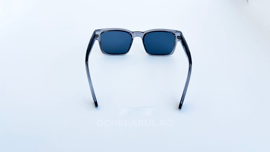 Ochelari de soare Retro Pătrați cu rame gri transparente și lentile negre, design modern și unisex, ideali pentru protecție solară și stil contemporan.