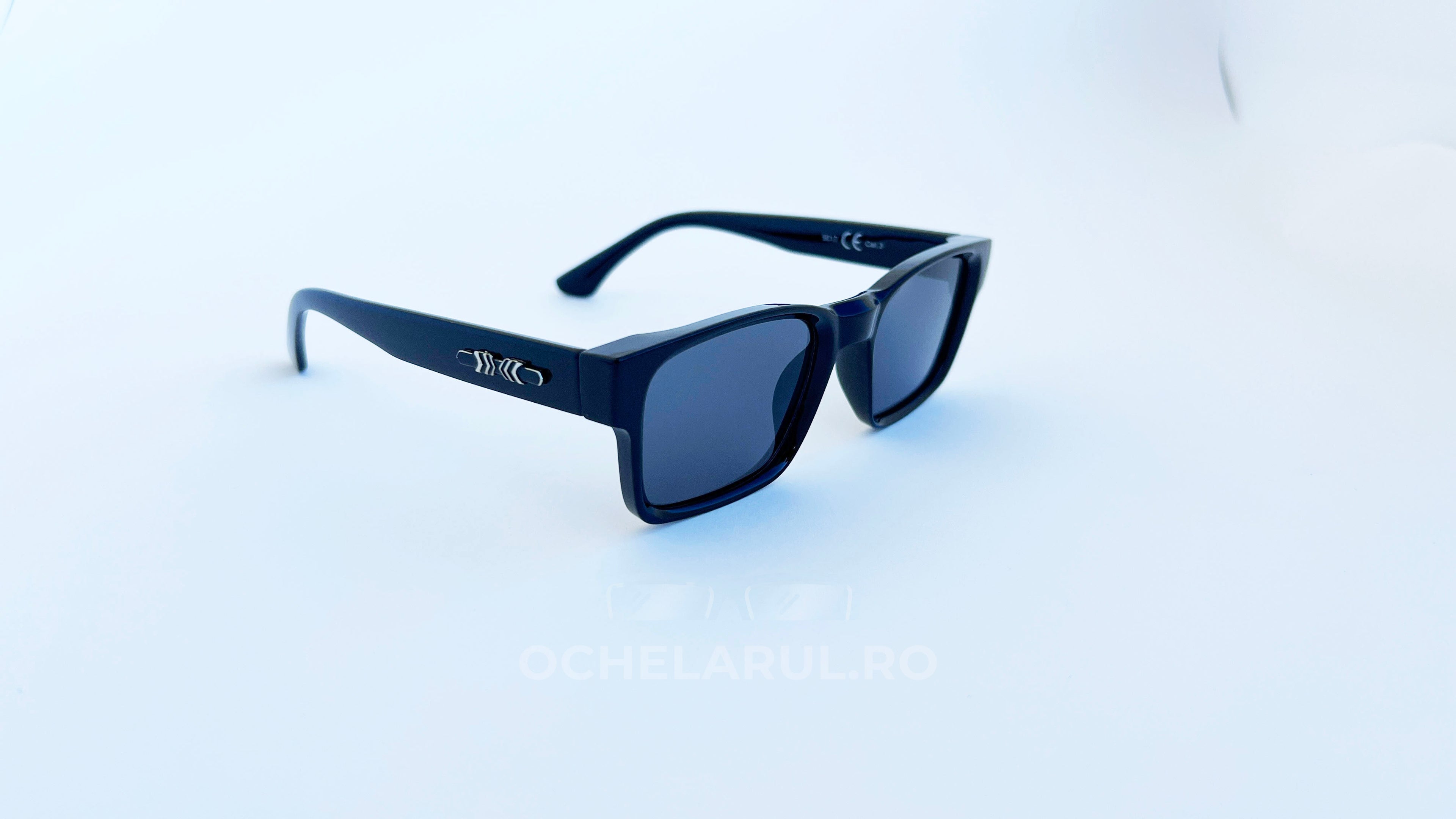 Ochelari de soare retro patrati, rama neagra si lentile negre, prezentare