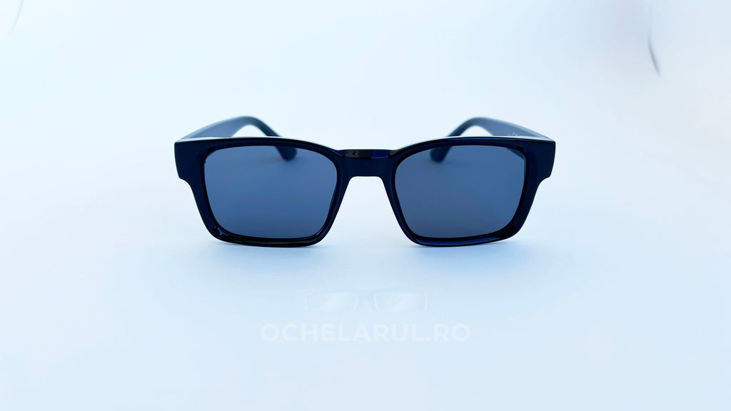 Ochelari de soare retro patrati, rama neagra si lentile negre, vedere fata aproape