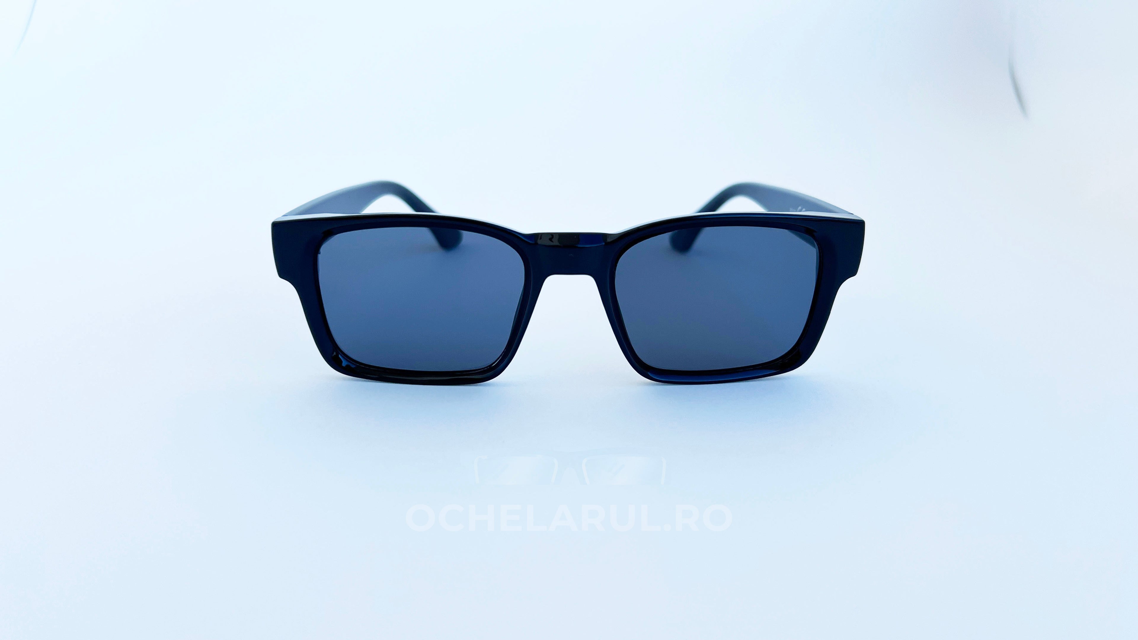 Ochelari de soare retro patrati, rama neagra si lentile negre, vedere fata aproape