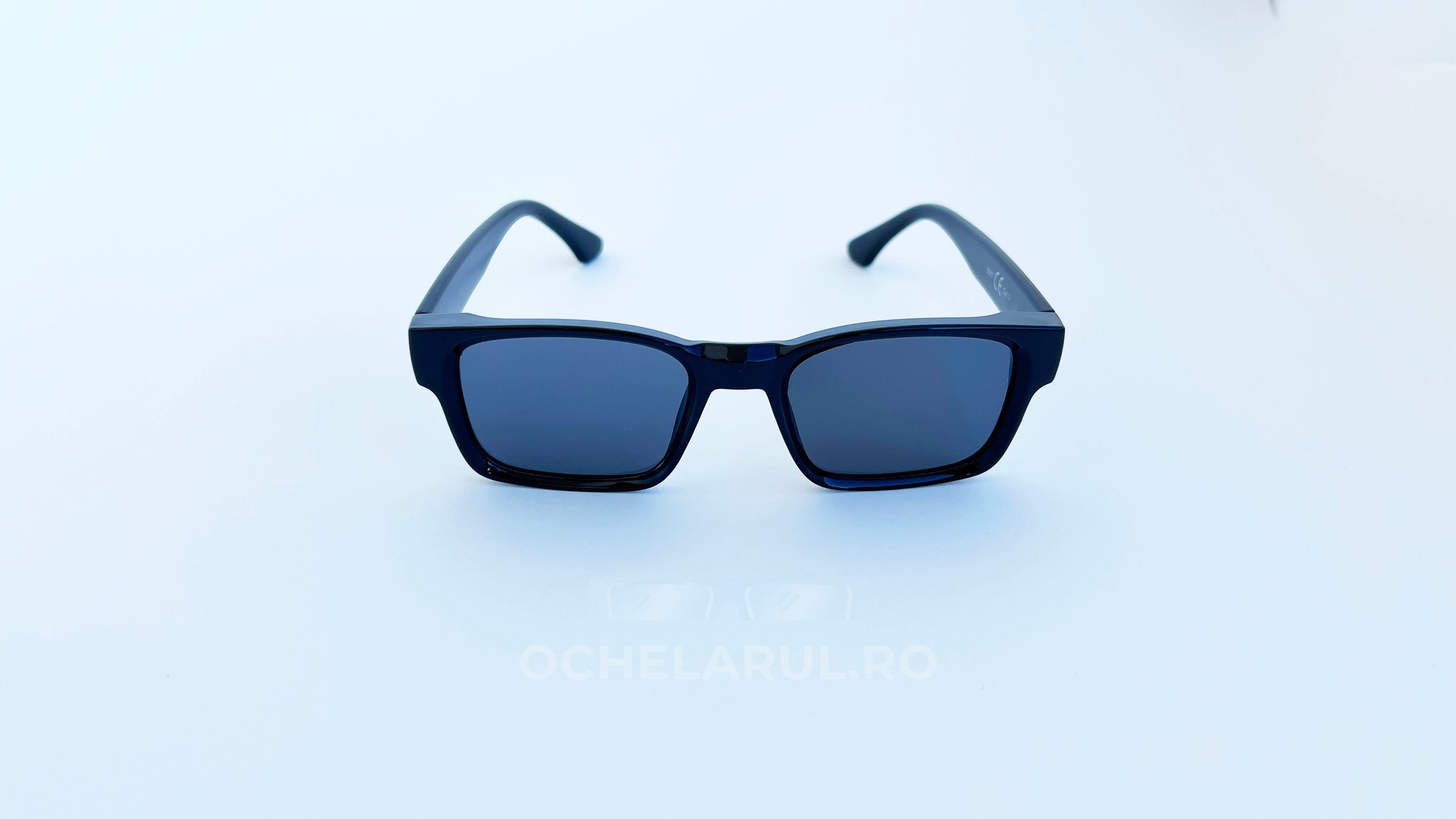 Ochelari de soare retro patrati, rama neagra si lentile negre, vedere fata