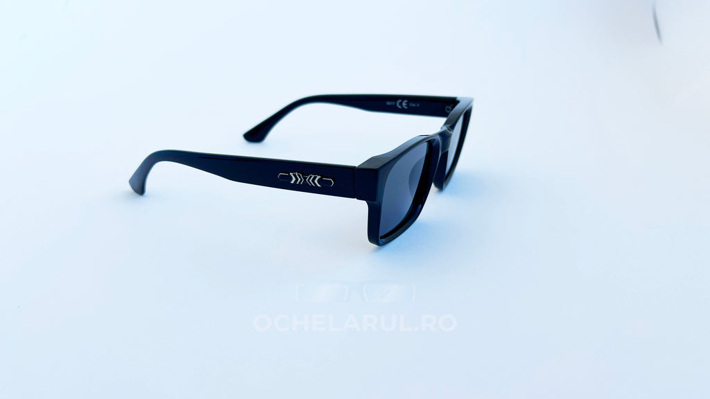 Ochelari de soare retro patrati, rama neagra si lentile negre, vedere laterala