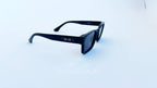 Ochelari de soare retro patrati, rama neagra si lentile negre, vedere laterala