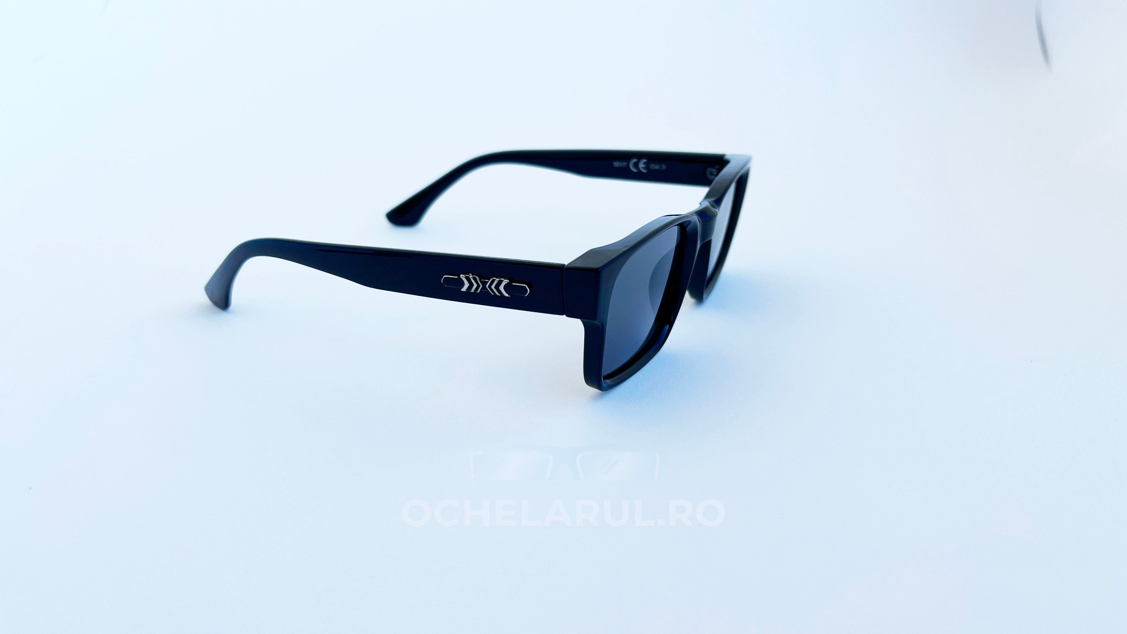 Ochelari de soare retro patrati, rama neagra si lentile negre, vedere laterala