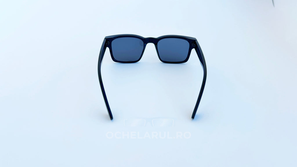 Ochelari de soare retro patrati, rama neagra si lentile negre, vedere spate