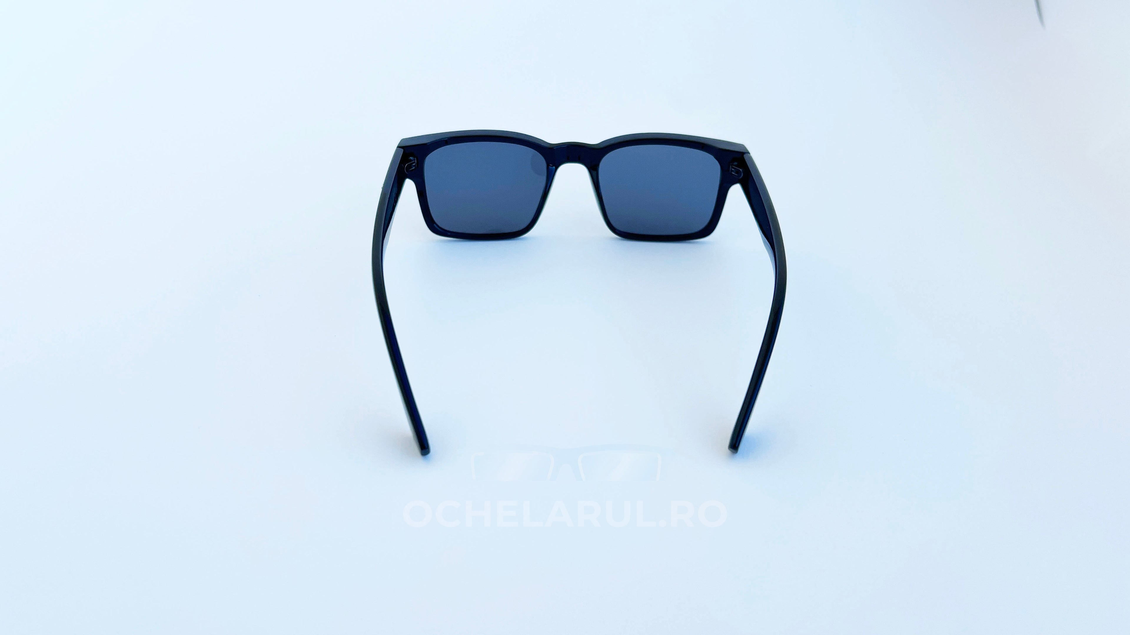 Ochelari de soare retro patrati, rama neagra si lentile negre, vedere spate
