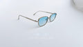 Ochelari de soare Retro Rectangulari cu rame argintii subțiri și lentile albastre degrade, design modern și elegant.