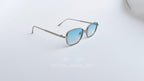 Ochelari de soare Retro Rectangulari cu rame argintii subțiri și lentile albastre degrade, design modern și elegant.