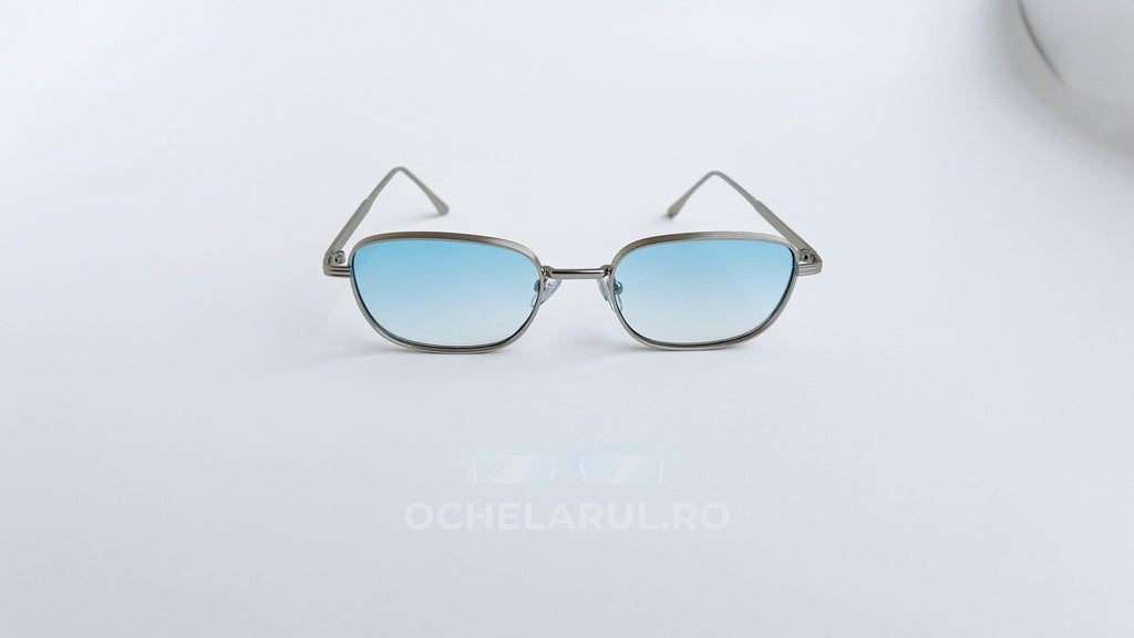 Ochelari de soare Retro Rectangulari cu rame argintii și lentile albastre degrade, design unisex.