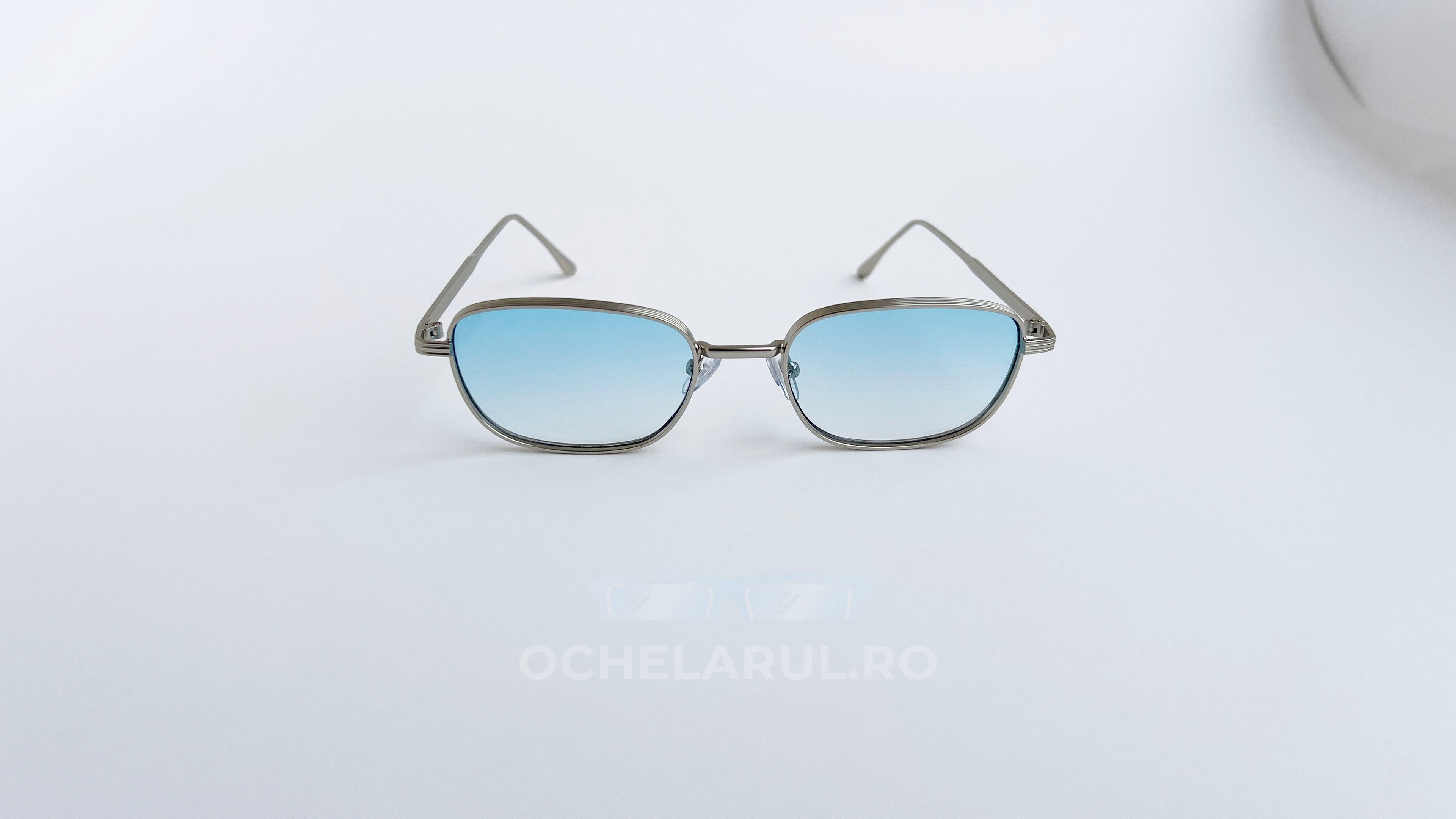 Ochelari de soare Retro Rectangulari cu rame argintii și lentile albastre degrade, design unisex.