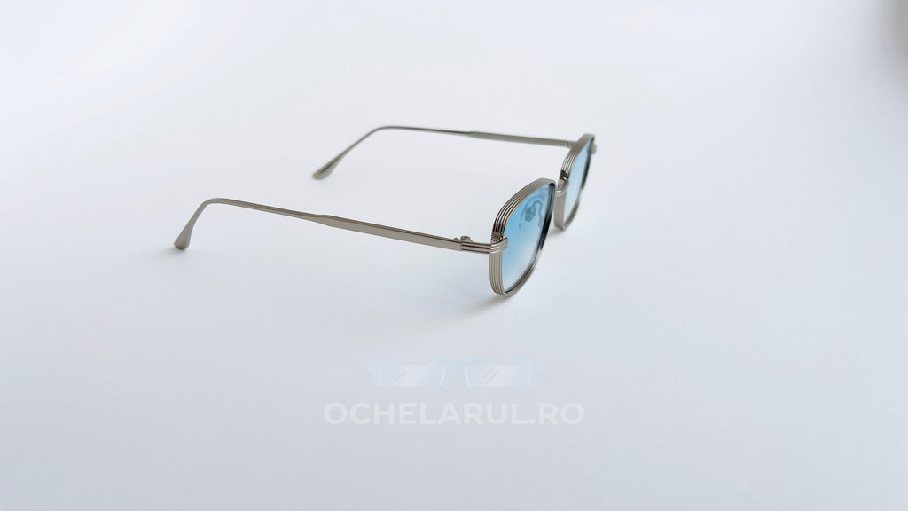 Ochelari de soare Retro Rectangulari cu rame subțiri argintii și lentile albastre degrade, stil elegant și modern.