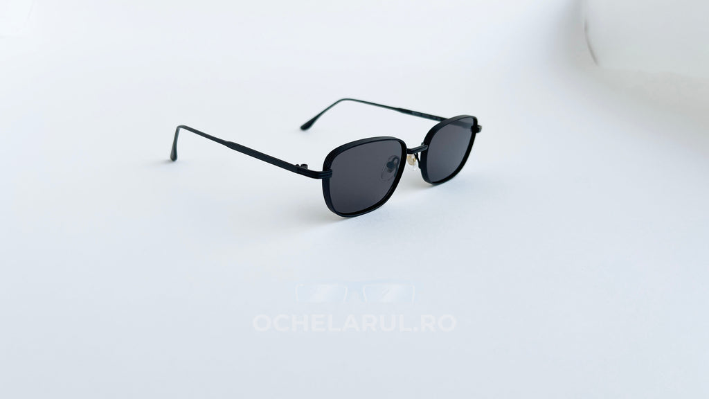 Ochelari de soare retro rectangulari, rama neagra si lentile negre, prezentare