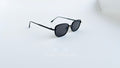 Ochelari de soare retro rectangulari, rama neagra si lentile negre, prezentare