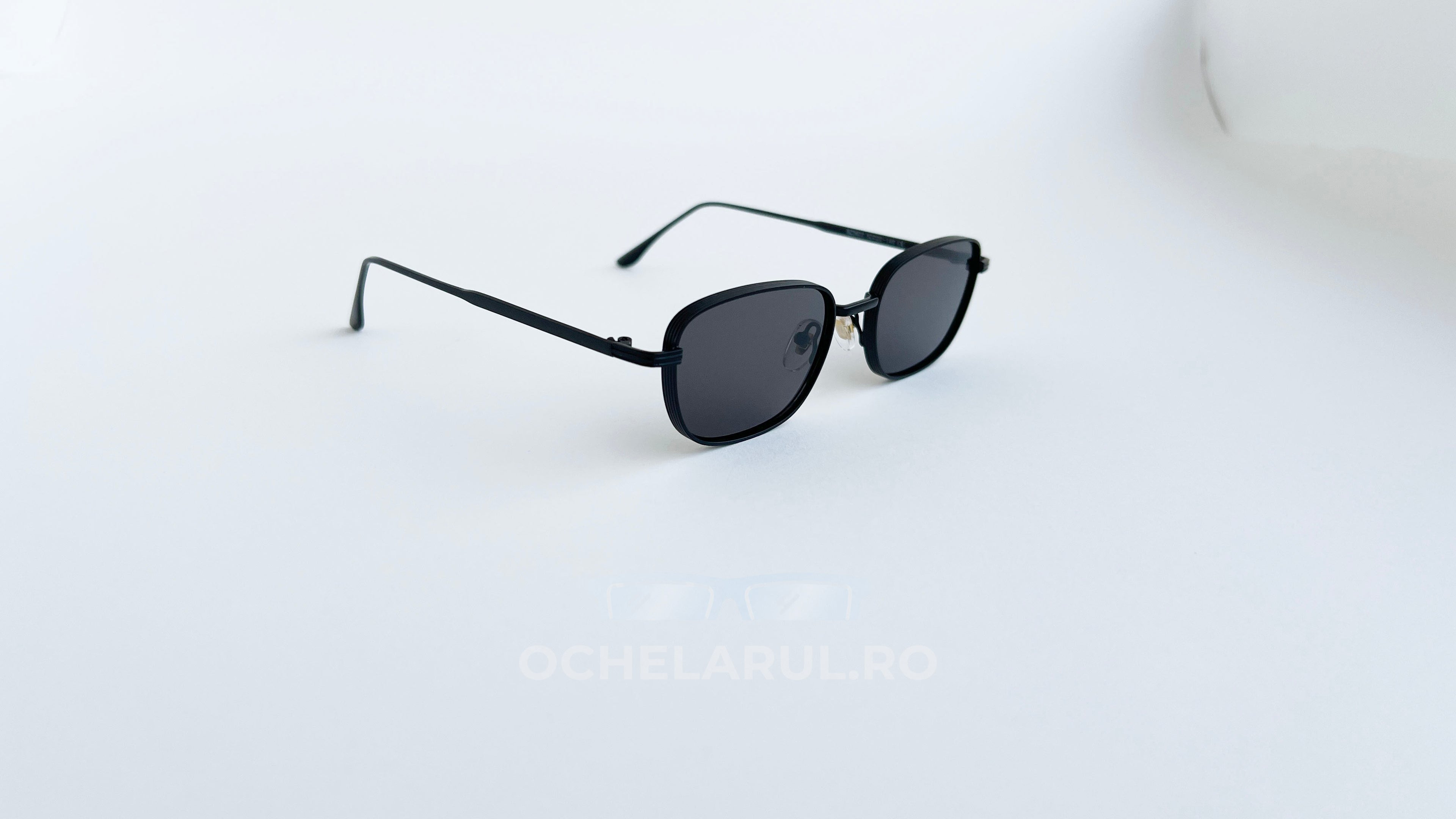Ochelari de soare retro rectangulari, rama neagra si lentile negre, prezentare