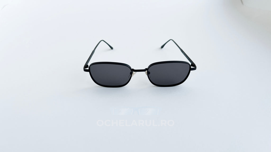 Ochelari de soare retro rectangulari, rama neagra si lentile negre, vedere fata
