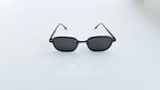 Ochelari de soare retro rectangulari, rama neagra si lentile negre, vedere fata