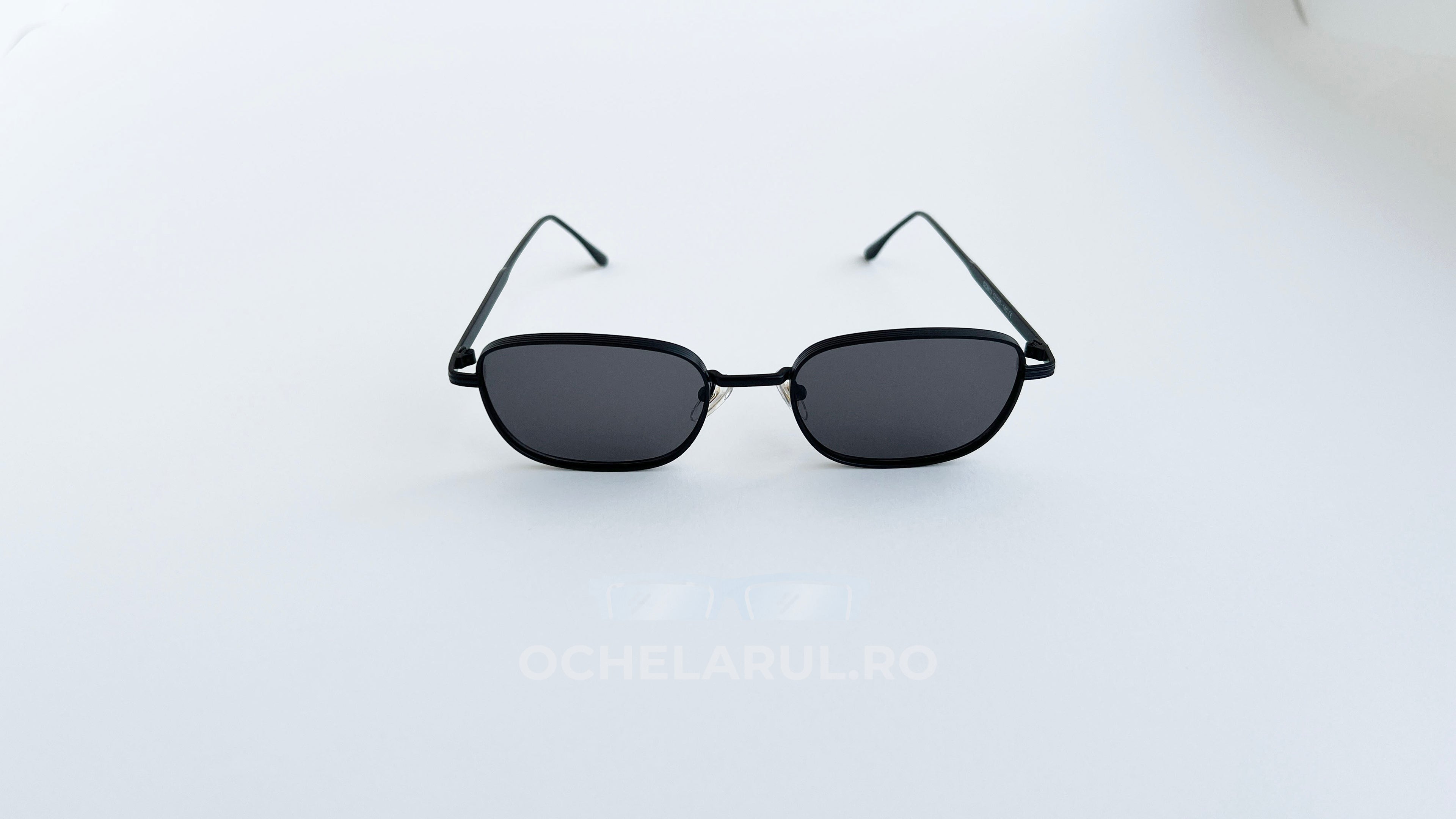 Ochelari de soare retro rectangulari, rama neagra si lentile negre, vedere fata