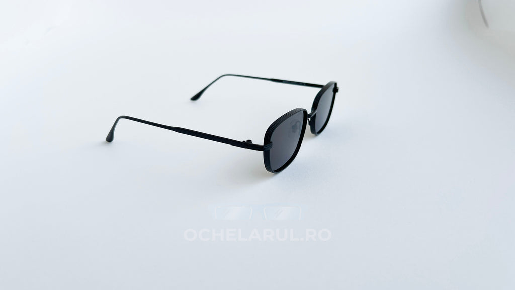 Ochelari de soare retro rectangulari, rama neagra si lentile negre, vedere laterala