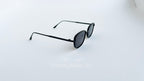 Ochelari de soare retro rectangulari, rama neagra si lentile negre, vedere laterala