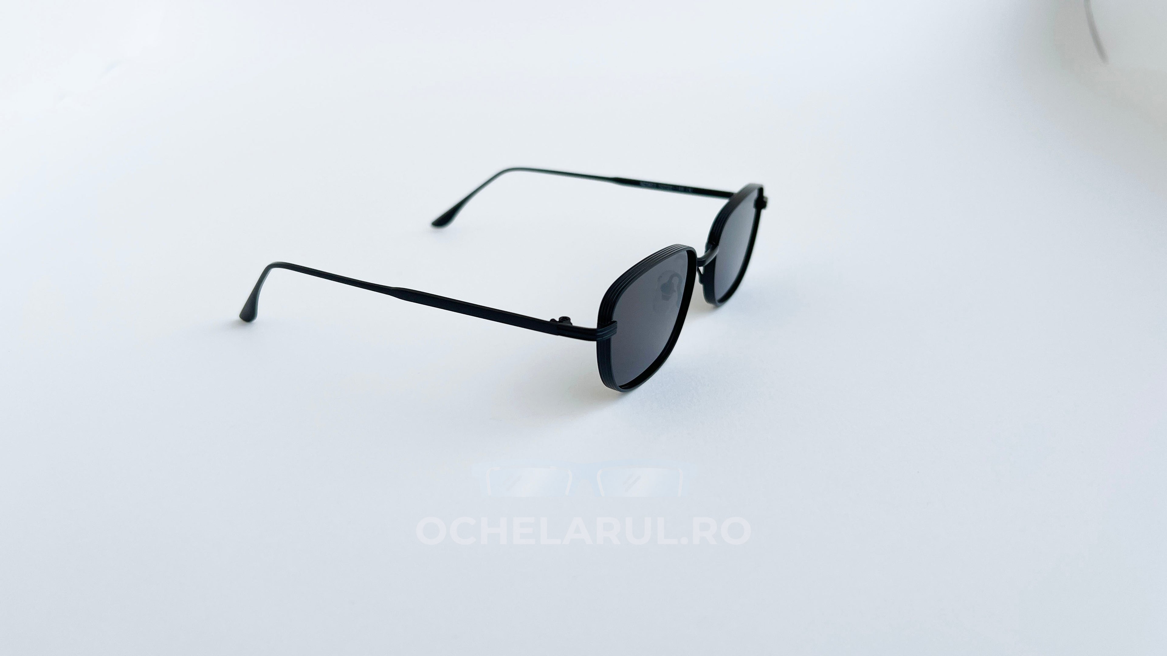 Ochelari de soare retro rectangulari, rama neagra si lentile negre, vedere laterala