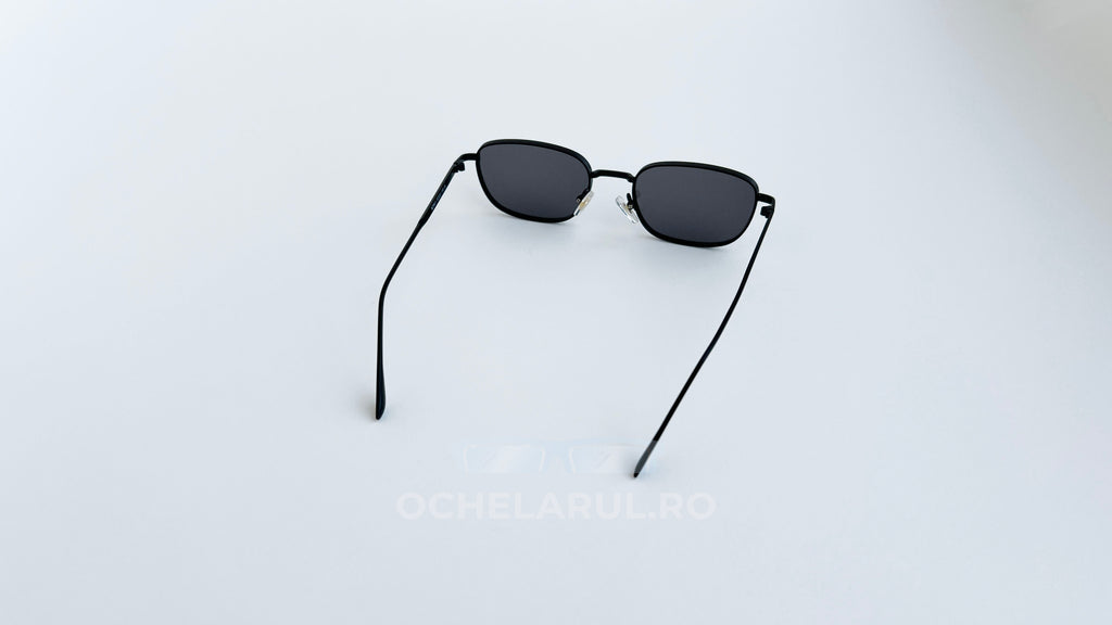 Ochelari de soare retro rectangulari, rama neagra si lentile negre, vedere spate